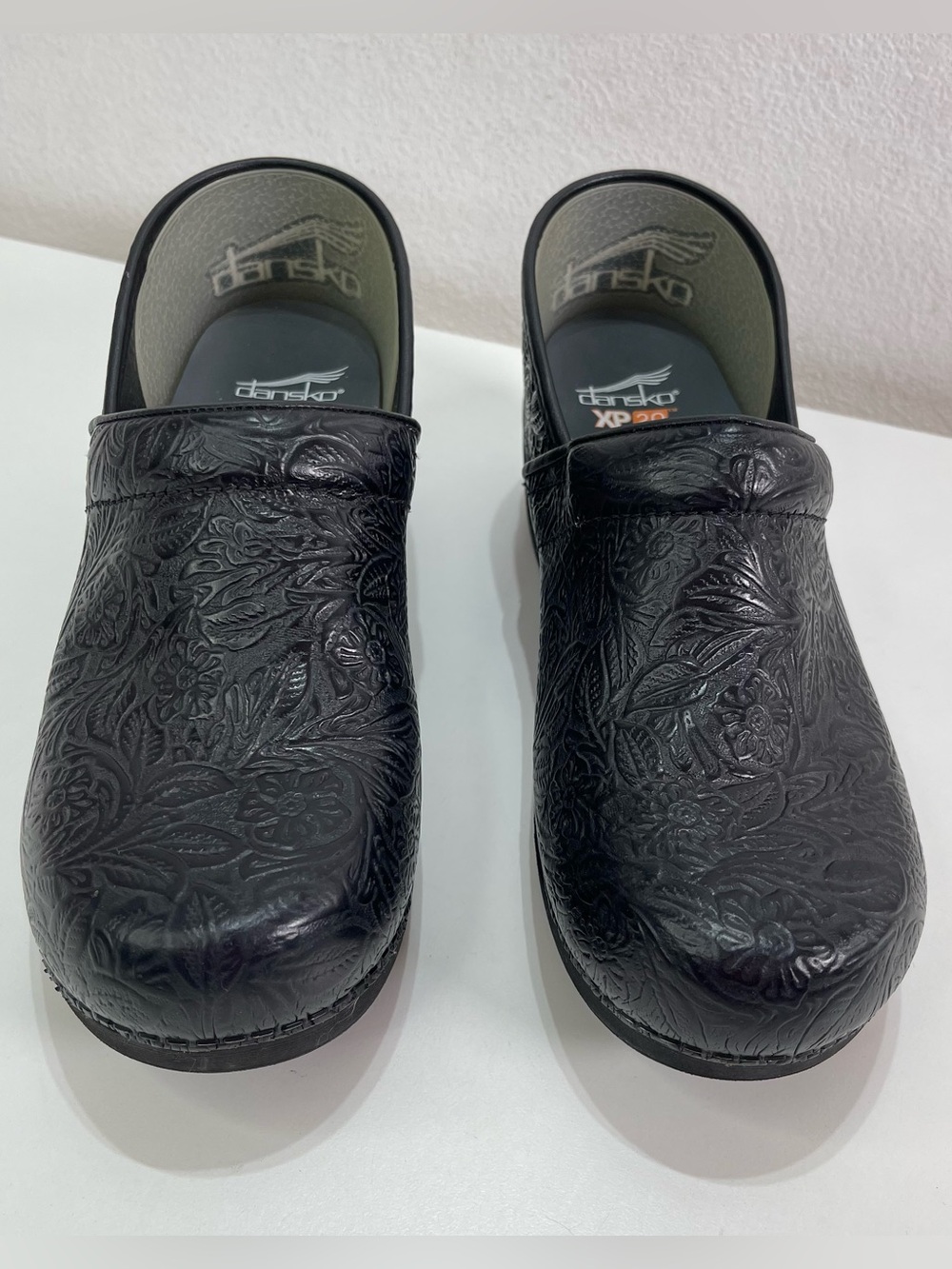 Dansko XP 2.0 Women 9 Clogs Black Floral Leather Tooled Non Slip Nursing Boho